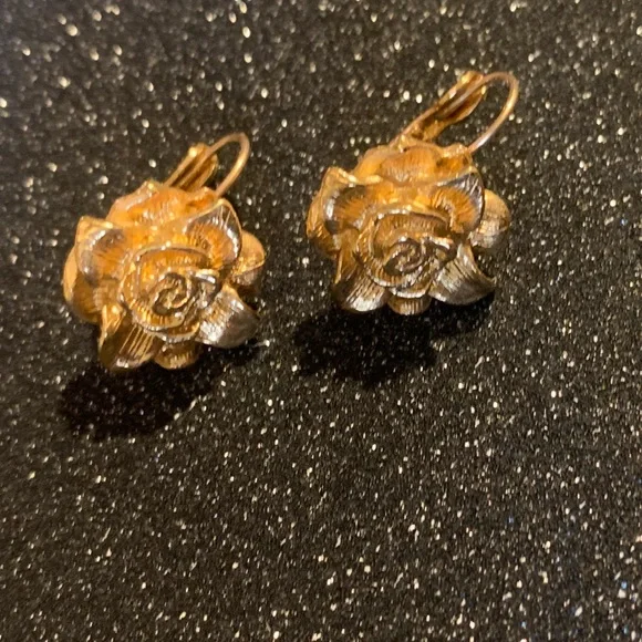 AVON gold earrings. Rose mold shape. - Picture 5 of 6